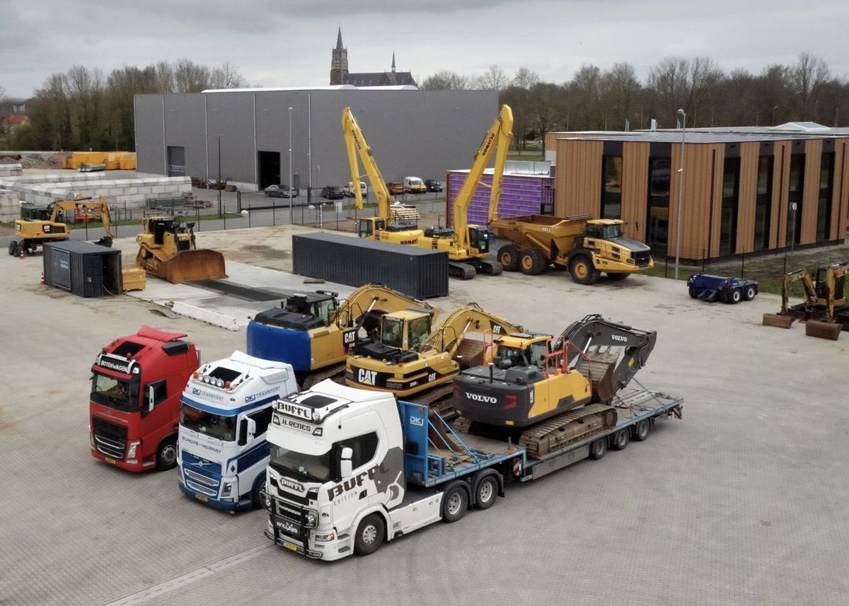 Botenwagen's tweet photo. Een CAT324 en een Volvo 220 geladen in 🇳🇴 | De veerboot Sandefjord > Strömstad 🇸🇪 zat vier keer vol, Horten > Moss gevaren | En de topovertocht van Göteborg > Gent gepakt | Madurodam gelost #Noorwegen #Norway #Norge #transport #caterpillar #VolvoCE #volvotrucks #scania #V8 #buffl https://t.co/yFmBfloYKO