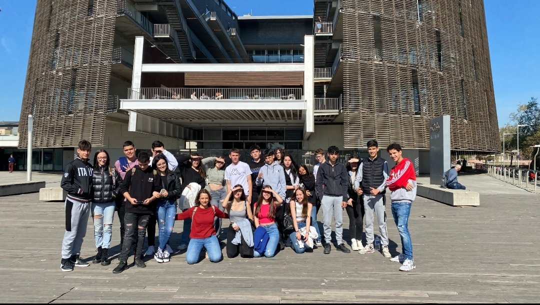 inselprat's tweet photo. Els alumnes de l'optativa científica han visitat avui el parc de recerca biomèdica de Barcelona, prbb. Han gaudit d'una xerrada introductòria sobre l'origen i activitat actual del prbb. A continuació han visitat el centre. 
Esperem que hagin gaudit de la visita!
#inselprat https://t.co/pCUtASt4fm