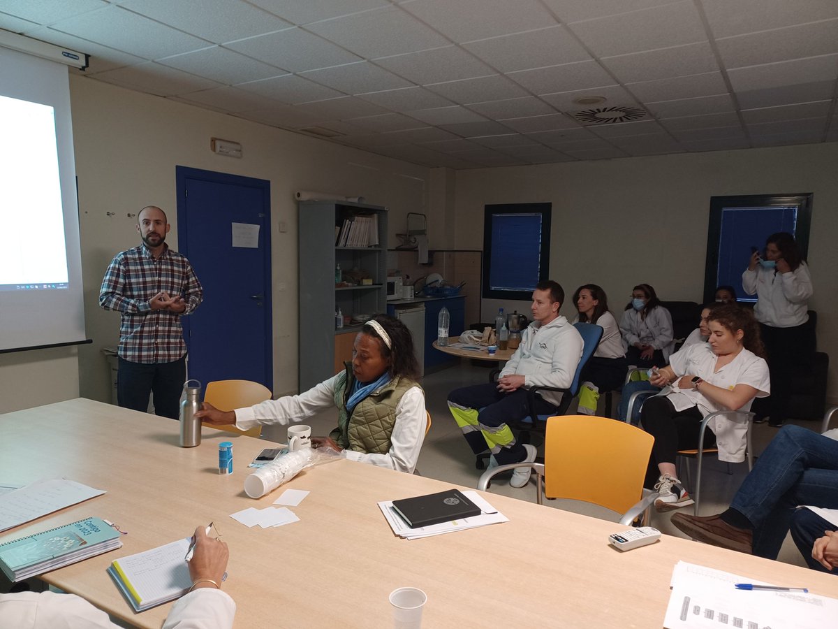 CCalasparra's tweet photo. Reunión con los compañeros de Salud Mental para el abordaje del paciente con trastorno ansioso/depresivo moderado mediante terapia grupal en nuestro Centro. Un pasito más hacia adelante #docendodiscimus @ImdDelgado @Arivas2084 @SEAPREMUR1 @jperezparra @Remedios82 @rafaguiraoa https://t.co/6meyLXSQOq