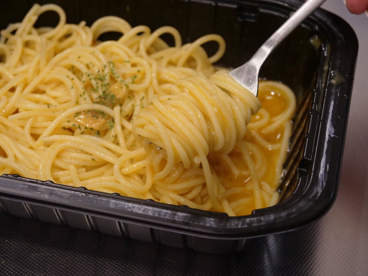 okn_tknm's tweet photo. 冷凍のペペロンチーノを『ぺぺたま』にしたら美味すぎた…！✨
  
冷凍ペペロンを普通に作って
卵：2個
粉チーズ：大さじ1
塩：ひとつまみ
を混ぜた卵液を投入！
  
最後にレンジで30秒ほど軽く温めて完成！
 
手軽に『濃厚ニンニクパスタ』にありつけます！🍝
ハマりすぎて、もう10回以上作ってます笑 https://t.co/Fv5DA2vgPJ