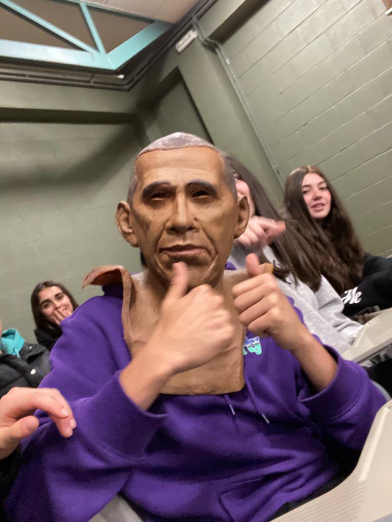 Sitoo06's tweet photo. Pov: faltas un dia a casa
Al dia siguiente tus compañeros:
Ayer vino Obama https://t.co/BwvyCCWH60