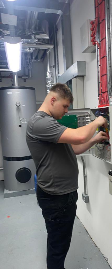 Don’t forget.. @Gavin93562105 back to work tomorrow 😂🙈