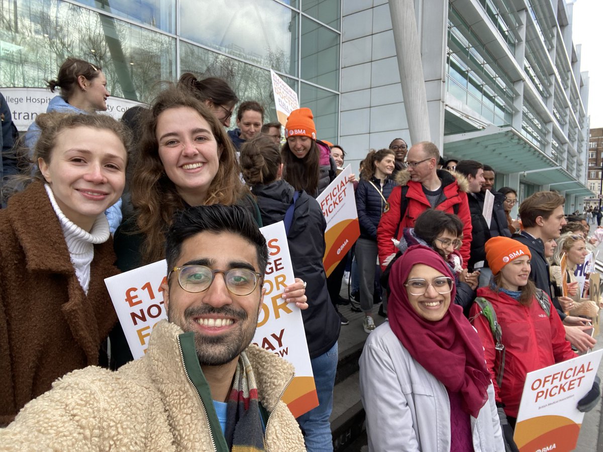 Spirits and turnout remain high on the UCLH picket. Our message is loud and clear:
🚨
We are not worth 26.1% less than doctors in 2008. #fullpayrestoration is the only antidote to the exodus of doctors out of the #NHS. 
🚨
We stand together, strike together and will win together.