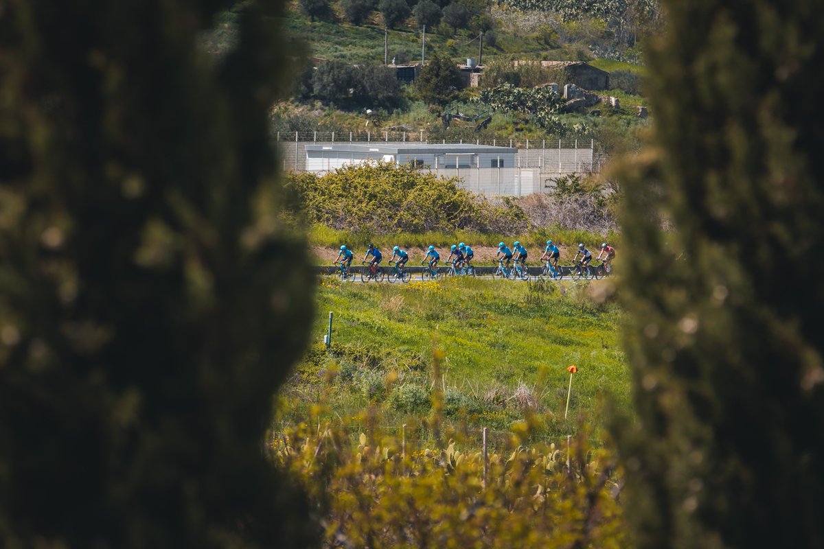 🇮🇹 #IlGirodiSicilia Less than 50 km to go and the 9 riders at the front resist being caught by the bunch. They still have a bit more than 2' gap EOLO-KOMETA riders well placed in the first positions of the main group 📸 @mauri_borserini