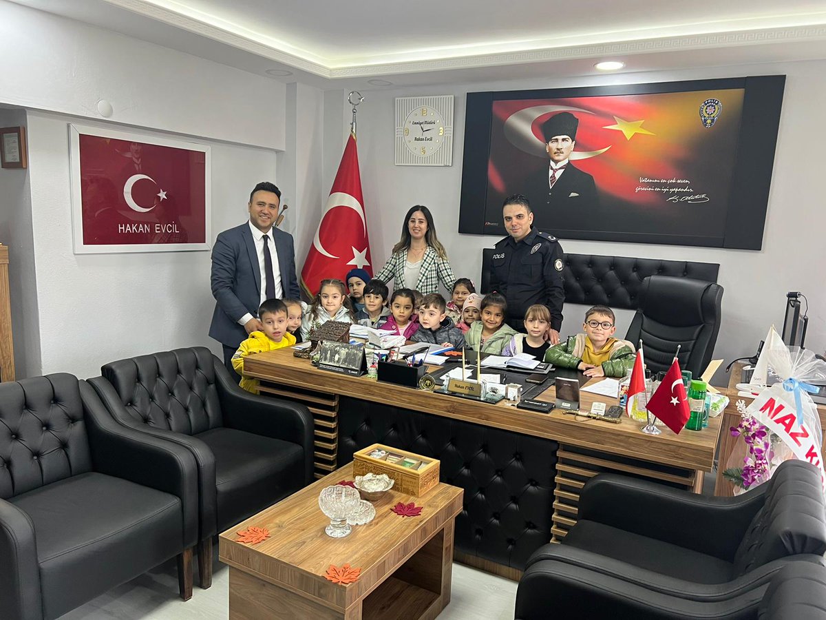 AvukatHusnu's tweet photo. Anaokulu öğrencileriniz Polis Haftası münasebetiyle İlçe Emniyet Müdürlüğünü ziyaret ettiler. Emniyet Müdürümüz Hakan EVCİL'E misafirperverlikler için Belediye Başkanımız Hayrettin KAYA'ya ulaşım konusunda destekleri için teşekkür ederiz. @ayancikilcemem @Ayancikkym @sinopilmem https://t.co/DvIZ66khx2