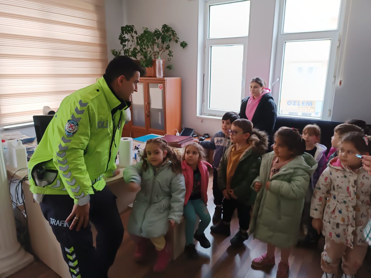 AvukatHusnu's tweet photo. Anaokulu öğrencileriniz Polis Haftası münasebetiyle İlçe Emniyet Müdürlüğünü ziyaret ettiler. Emniyet Müdürümüz Hakan EVCİL'E misafirperverlikler için Belediye Başkanımız Hayrettin KAYA'ya ulaşım konusunda destekleri için teşekkür ederiz. @ayancikilcemem @Ayancikkym @sinopilmem https://t.co/DvIZ66khx2
