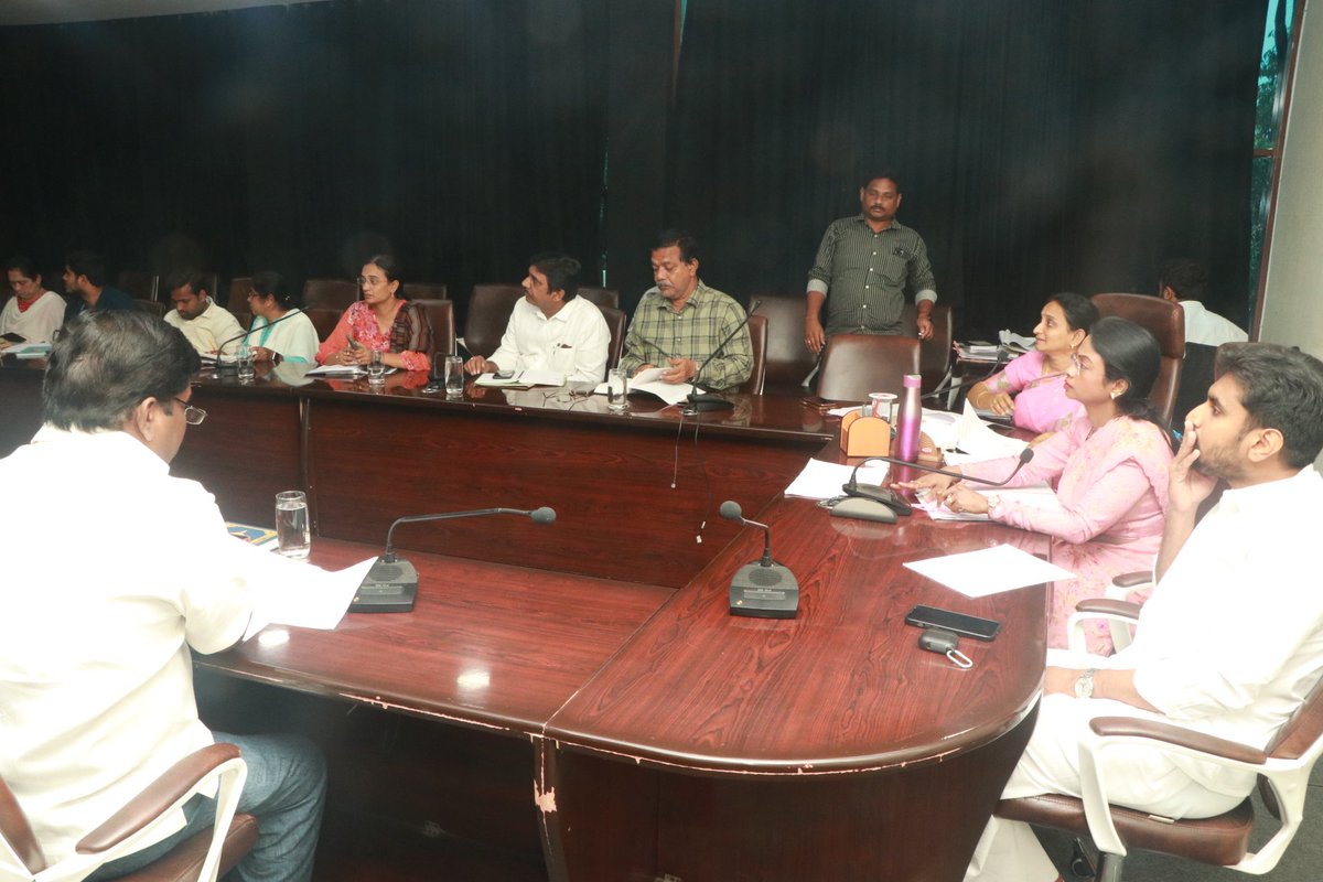 MCTTirupati's tweet photo. Commissioner Mrs D.Haritha IAS conducting a review meeting with Engineering and Town Planning staff.
#Tirupati #Mct #Townplan https://t.co/2NoeAGk3oX
