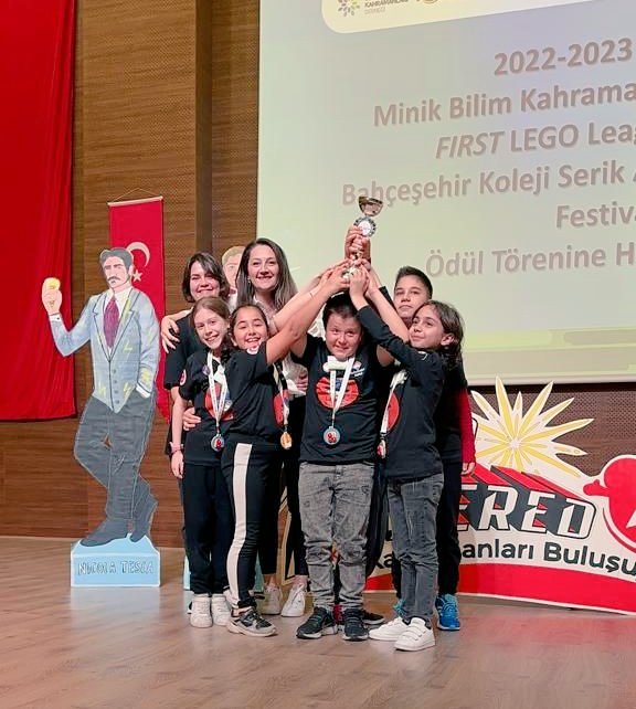 konyaalti_bk's tweet photo. Bilim Kahramanları Derneği tarafından düzenlenen "First Lego League Explore" turnuvasında ilkokul öğrencilerinden oluşan Cool Dragons takımı “Usta Yazılımcılar Ödülü”, Loopious Jr. takımı ise “Hayallerimiz ve Fikirlerimiz Posterde Ödülü” nü almaya hak kazanmışlardır. ❤️💙 https://t.co/1QRyprXDhI