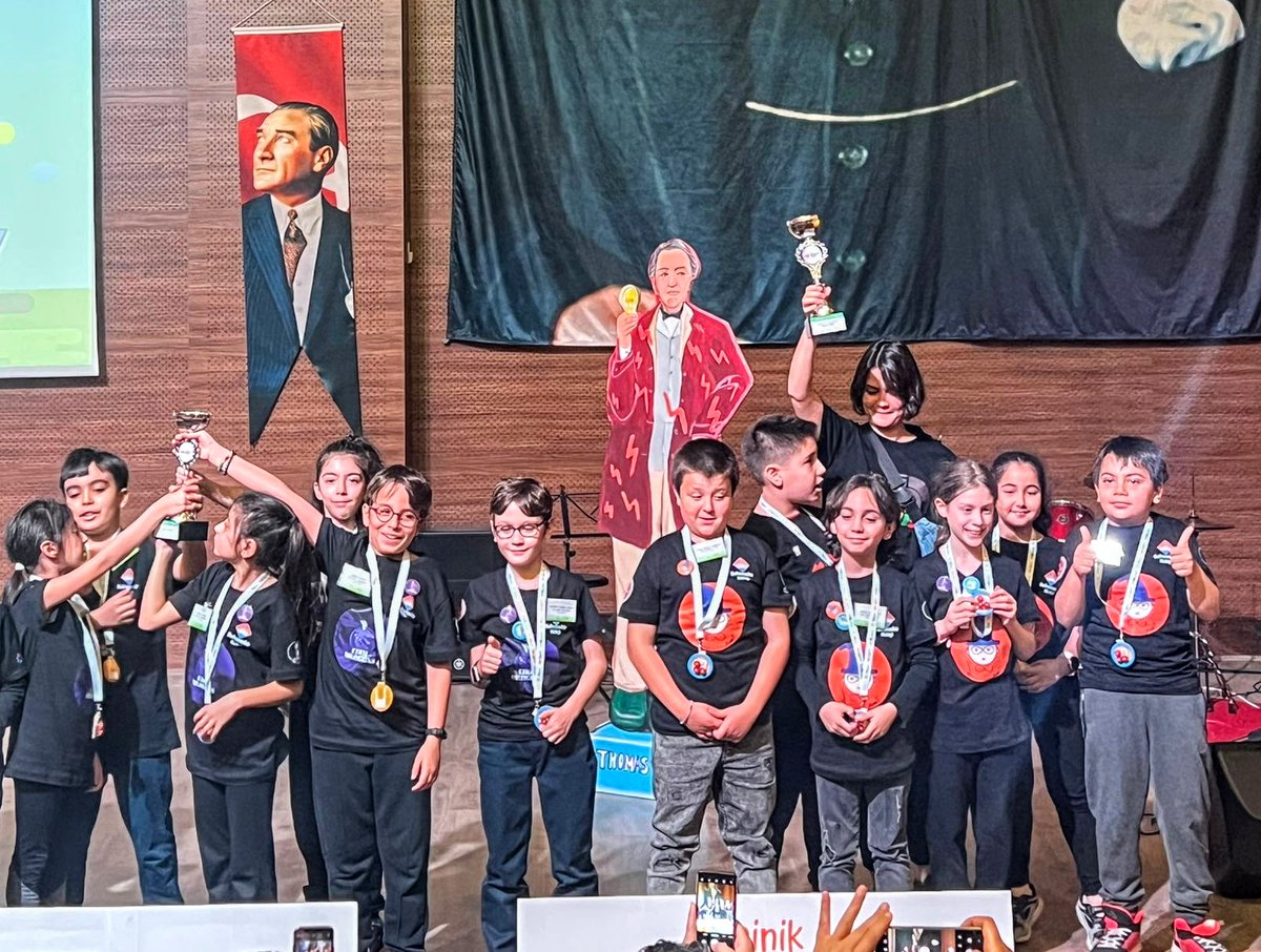 Bilim Kahramanları Derneği tarafından düzenlenen "First Lego League Explore" turnuvasında ilkokul öğrencilerinden oluşan Cool Dragons takımı “Usta Yazılımcılar Ödülü”, Loopious Jr. takımı ise “Hayallerimiz ve Fikirlerimiz Posterde Ödülü” nü almaya hak kazanmışlardır. ❤️💙
