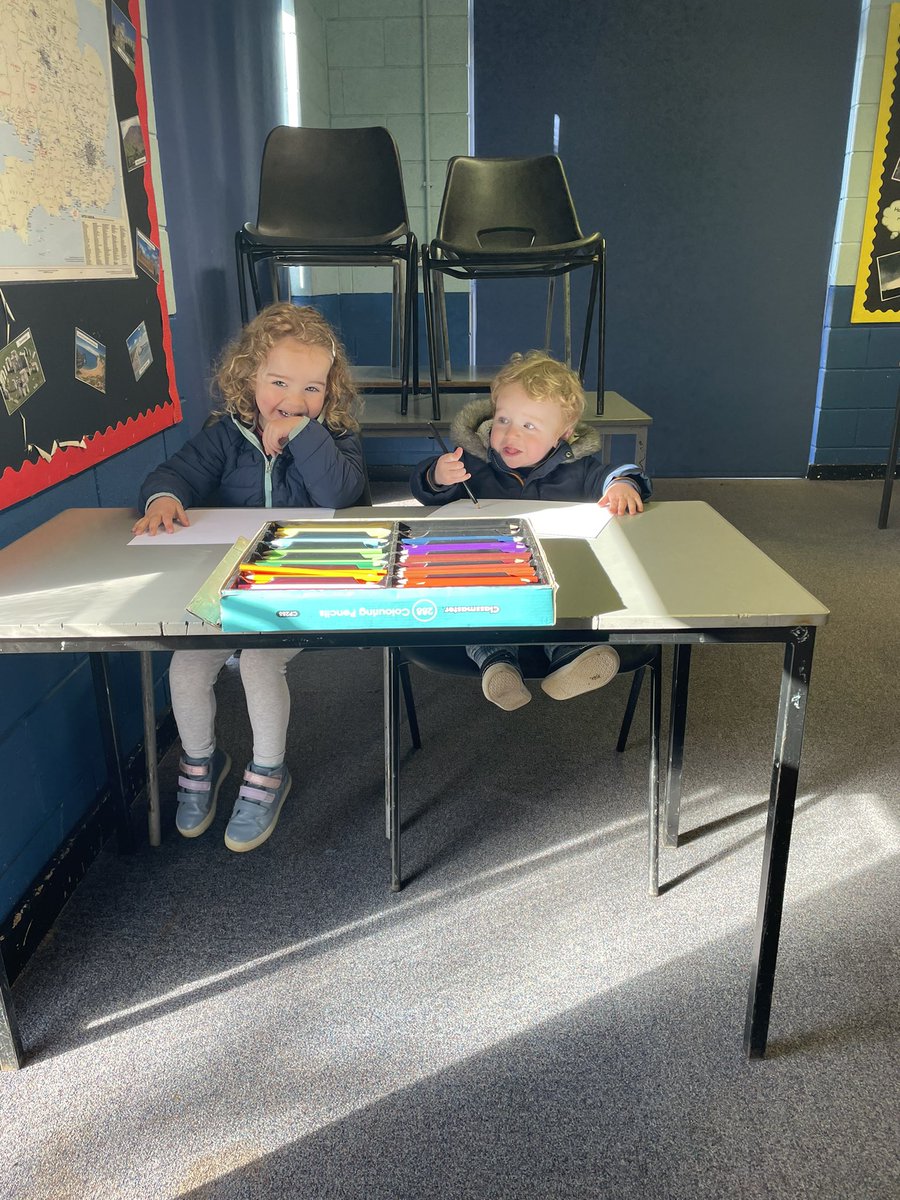Jessica05595610's tweet photo. Future geographers right here⦠#raisethemwell #futuregeographers #beingthekidstoschool #colouringin https://t.co/dxZkztAFn0