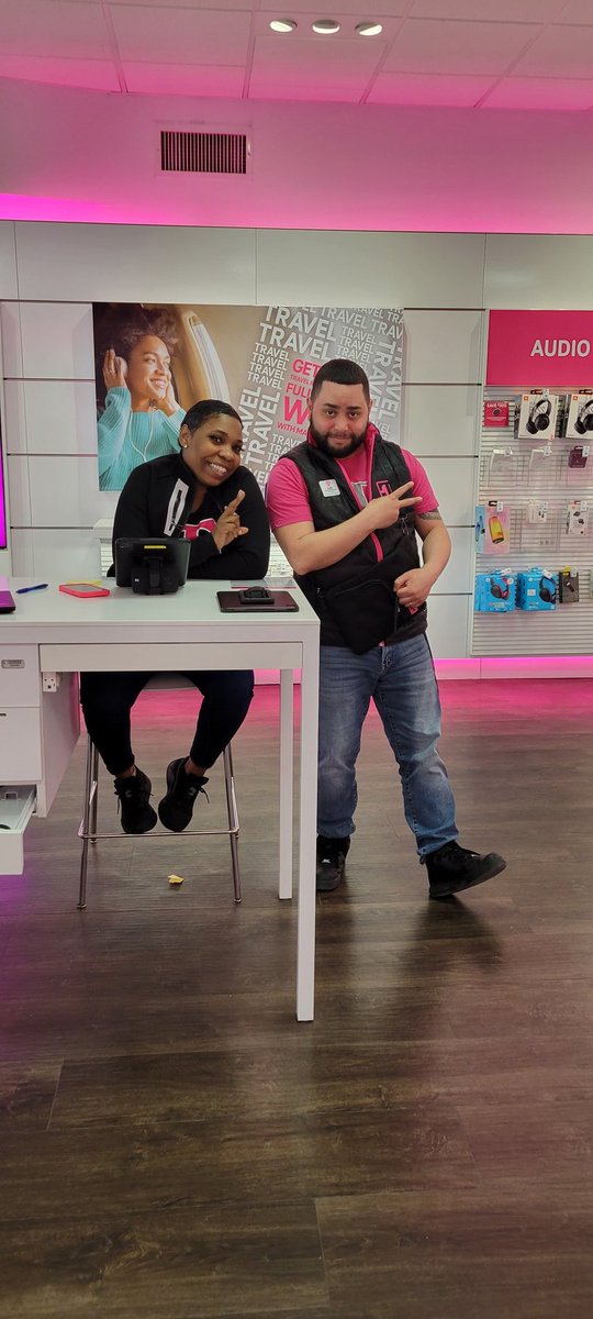 caviar_diva's tweet image. @TMobile 🤦🏾‍♀️ I've #BigPlans I can't plan 💕 [time isn't real right now] #LuisXAguirre #RetailStoreManager @ #9783 #ClarkDiverseyStore #Chgo #Untangled my phone. I'd done some O.L.D. People #Shenanigans 😵‍💫  Luis was WONDERFUL! We've had @TMobile 13+ years! Sorry!PostIt's mine