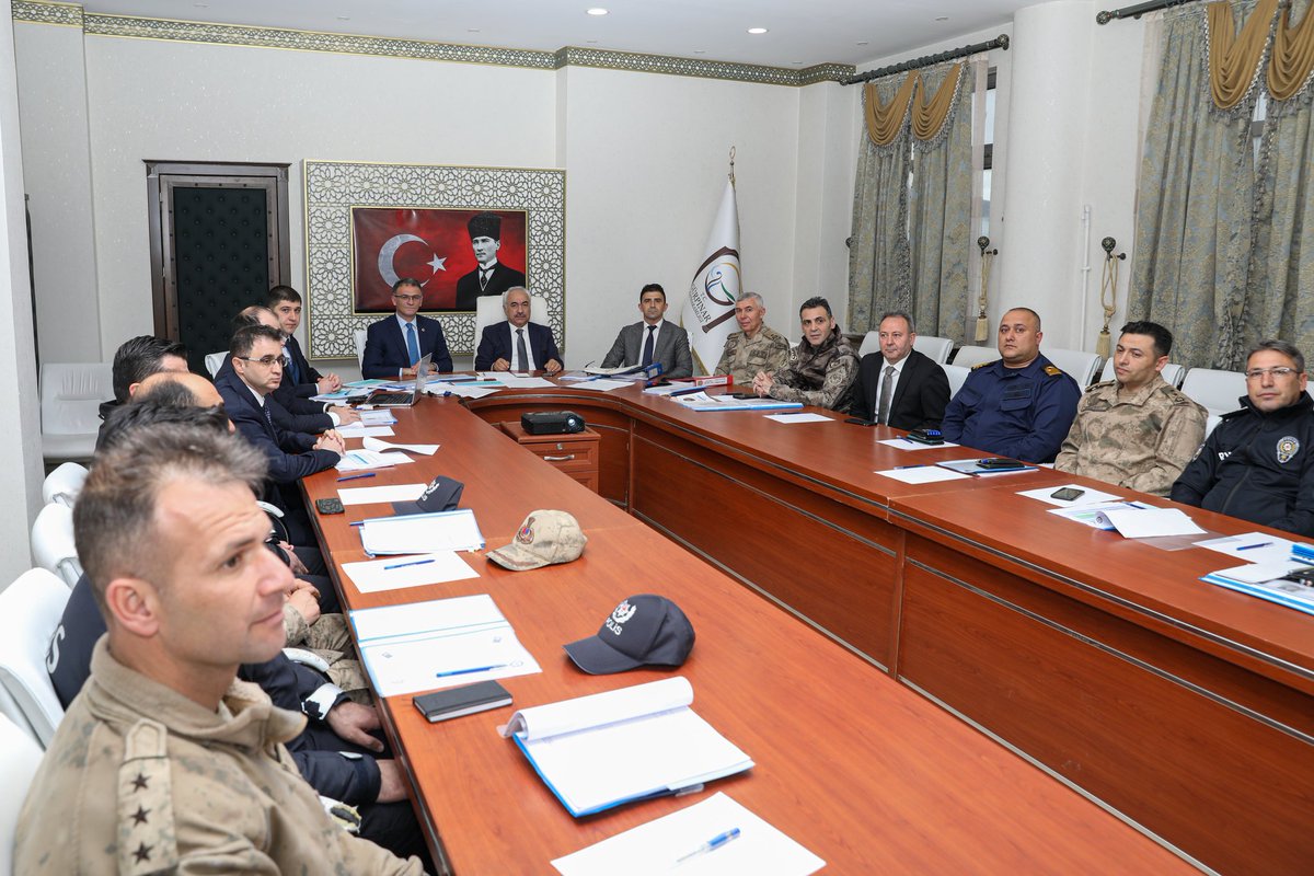 İçişleri Bakan Yardımcımız Sn. <a href="/mehmetersoy57/">Mehmet Ersoy🇹🇷</a> başkanlığında, seçim güvenliği toplantısı Erciş ilçesinin ardından Gürpınar Kaymakamlık binasında yapıldı. 

Valimiz Sn. Ozan Balcı, Vali Yardımcımız Sn. Ahmet Tozlu, İl Jandarma Komutanı Tuğgeneral Sn. Hüseyin Bekmez,

++