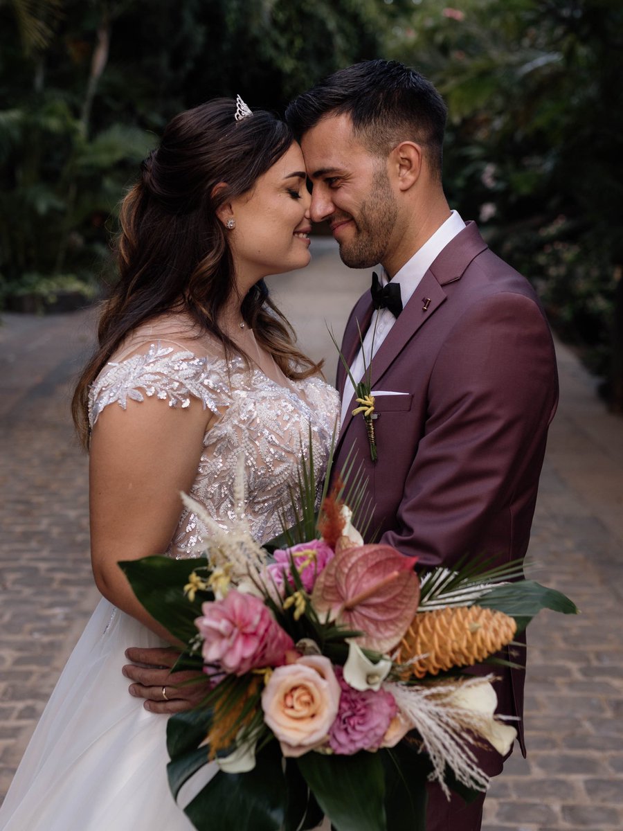 Our gorgeous #newlyweds at their #tropicalwedding in #tenerife 

#weddingphotography #weddingplanner #licandroweddings #tropical #bride 

<a href="/puntadellomo/">Finca Punta del Lomo</a> 

licandroweddings.com