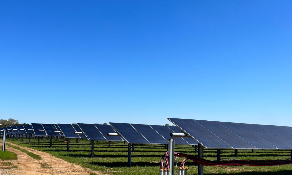 TVAnews's tweet image. @VanderbiltU now runs on sunshine, thanks to @SiliconRanchCo and @NESpower! The solar farm offsets about 70% of the university’s emissions or enough energy to power 6,000 homes. Thank you, Mayor Graham, for your vision and partnership to make this facility a reality.