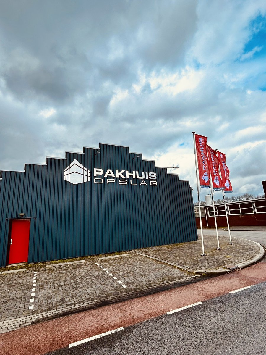 De vlaggen in Almelo wapperen weer fier in de wind. #opslagruimte #pakhuis