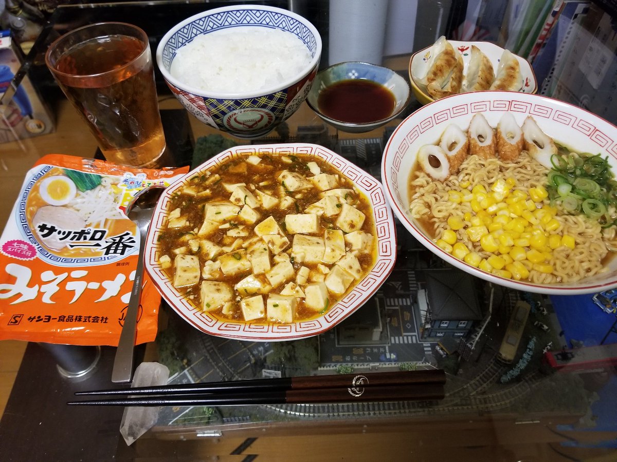 ☆今日の夕食✨ ★お品書き🦝 ◆ご飯🍚 ◆サッポロ一番味噌ラーメン🍜 ◆麻婆豆腐🍛 ◆餃子🥐 ◆プーアル茶🫖