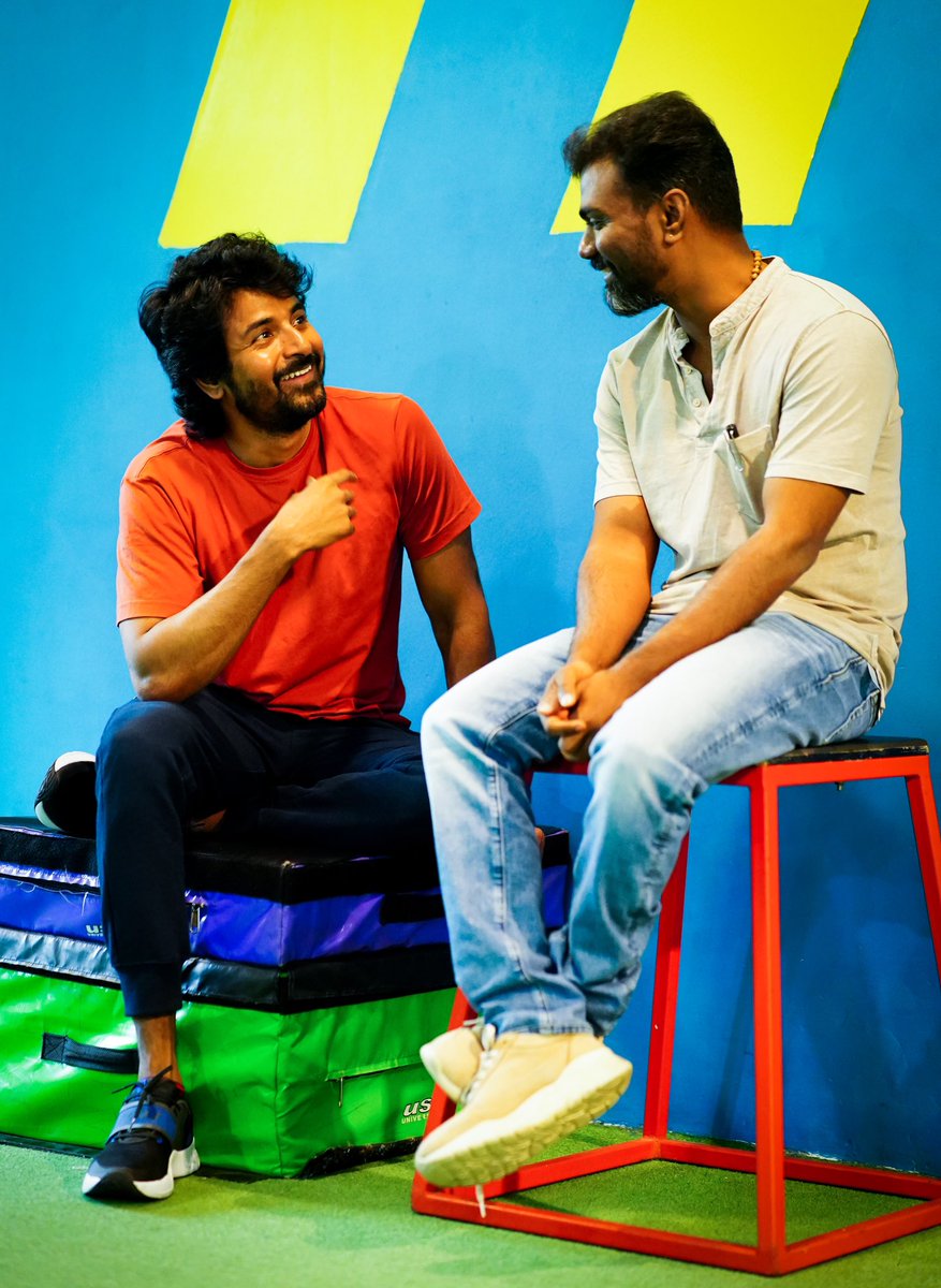 _cine_updates's tweet photo. @Siva_Kartikeyan with @Rajkumar_KP director 🔥😎.

#SK21 #Sivakarthikeyan #Maaveeran #Ayalaan https://t.co/768tQtqEr2