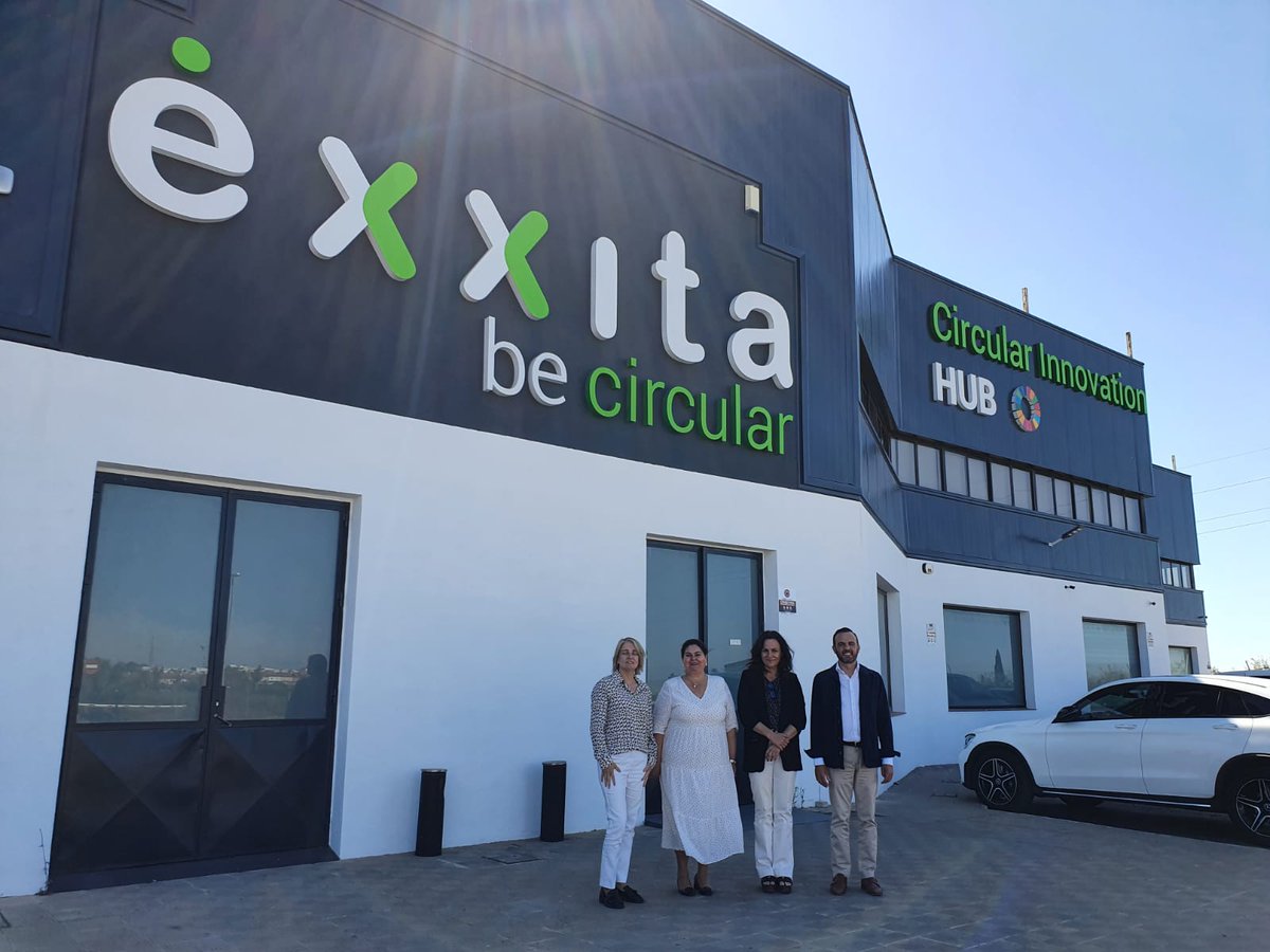 Hoy recibimos en nuestras instalaciones a <a href="/marlosanchis/">Maria López Sanchís</a> e <a href="/InmaGallardoPi1/">Inma Gallardo Pinto</a> de <a href="/MedioAmbAND/">Consejería de Sostenibilidad y Medio Ambiente</a>. Andalucía tiene mucho que ofrecer para liderar una #RevoluciónVerde con modelos más #circulares y #sostenibles y en Éxxita nos gusta ser agentes del cambio. #Seguimos