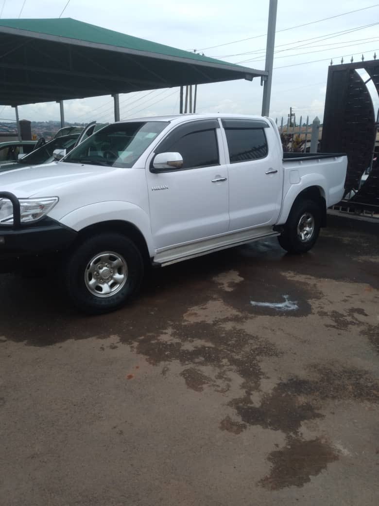 Kitandwegerald1's tweet photo. At only 65 millions(Ugshs) it’s ready to climb the mountains and cross the rivers.But it’s not owned by Balaam😅 #toyota #onmarket #forsale https://t.co/670EFRanYf