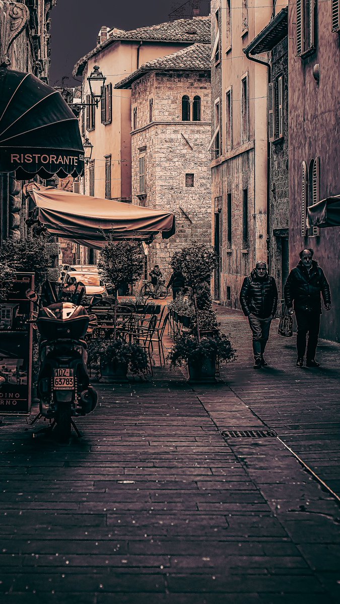 Ascoli Piceno. Italy.
#photography #streetphotography #streetstyle #ascolipiceno #photo #lightroom #photoshop_art