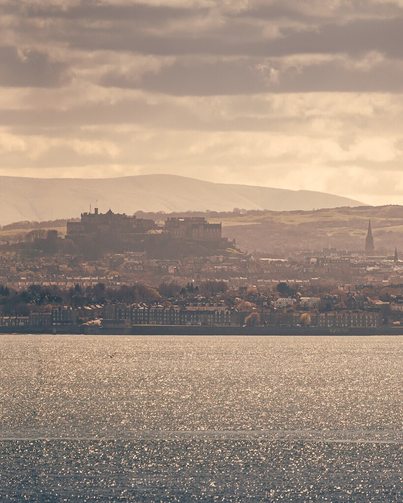 Capital. Top of the Royal Mile and Edinburgh Castle viewed from Burntisland across the Firth of Forth. [3 of 3] 


#Edinburgh #EdinburghCastle #RoyalMile #Easter #VisitScotland #ScotlandIsCalling #IG_Scotland #ScotShots #Panorama #Panoramic #PhotoSti… instagr.am/p/Cq73nxFoWaT/