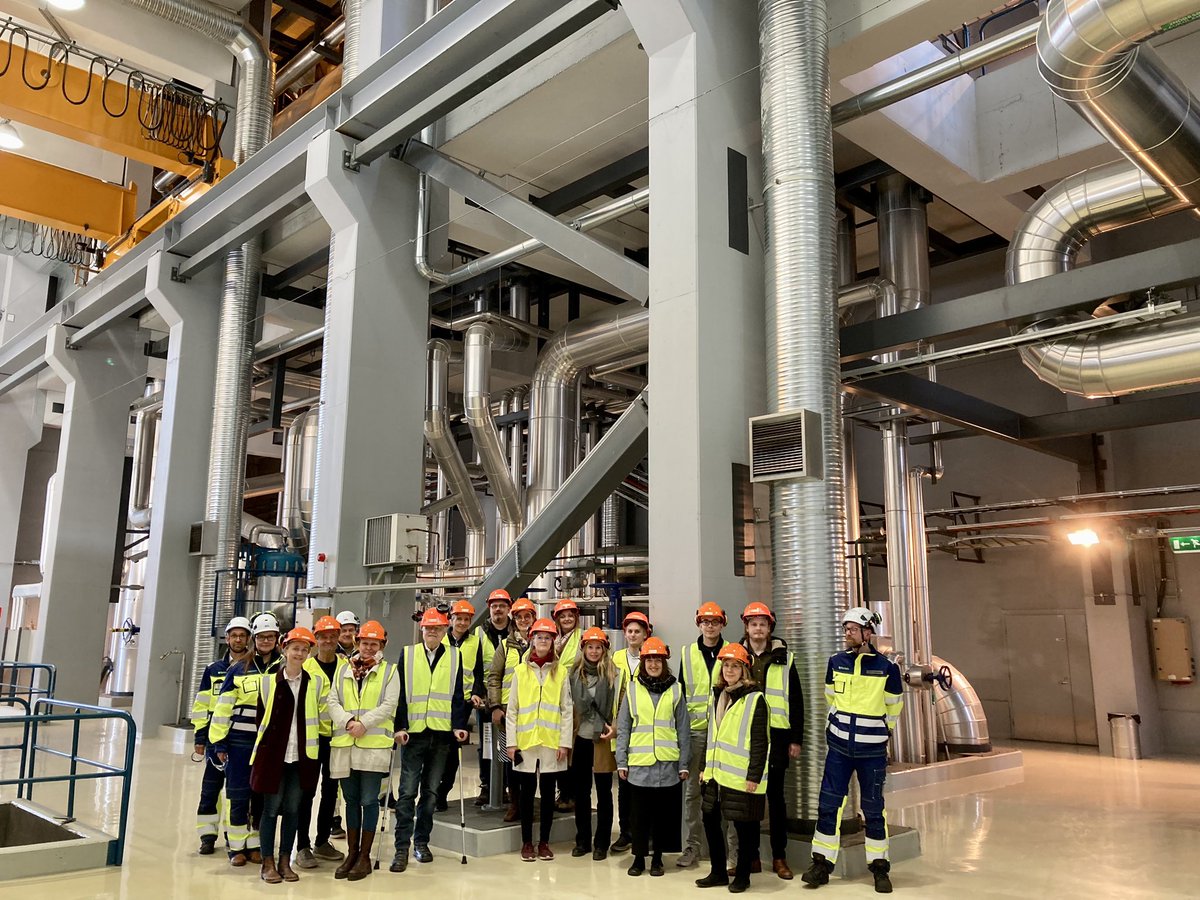 Kestävä Espoo -ohjausryhmä vieraili Suomenojan voimalaitoksella ennen kokoustaan. Kiitos <a href="/Fortum_Oyj/">Fortum Suomi</a> kutsusta. Oli mielenkiintoista tutustua käytännössä kaukolämmön ja sähkön tuotantoon sekä laajemmin ympäristötavoitteisiin. #KestäväEspoo #hiilineutraalius