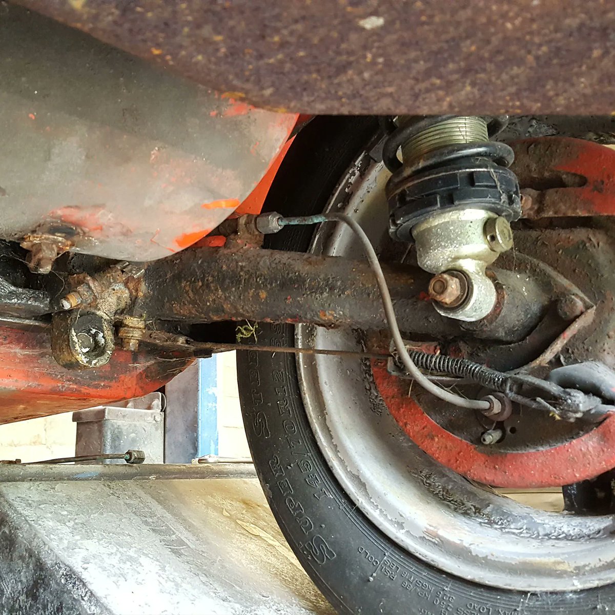 70sResto's tweet image. Unforeseen challenges during restoration! The rear beam of #Midas #MkII was too rusty to salvage, but our skilled team can fabricate a new one to get this beauty back on the road again! 🧰 #CarRestoration #ClassicCar #AutoRestoration #MidasMkII #VintageCar