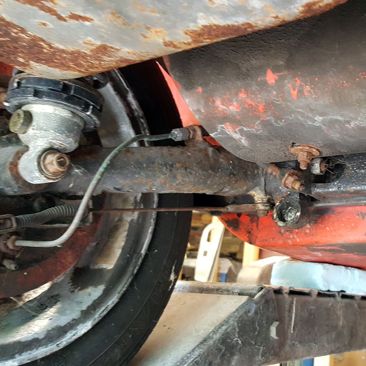 70sResto's tweet image. Unforeseen challenges during restoration! The rear beam of #Midas #MkII was too rusty to salvage, but our skilled team can fabricate a new one to get this beauty back on the road again! 🧰 #CarRestoration #ClassicCar #AutoRestoration #MidasMkII #VintageCar