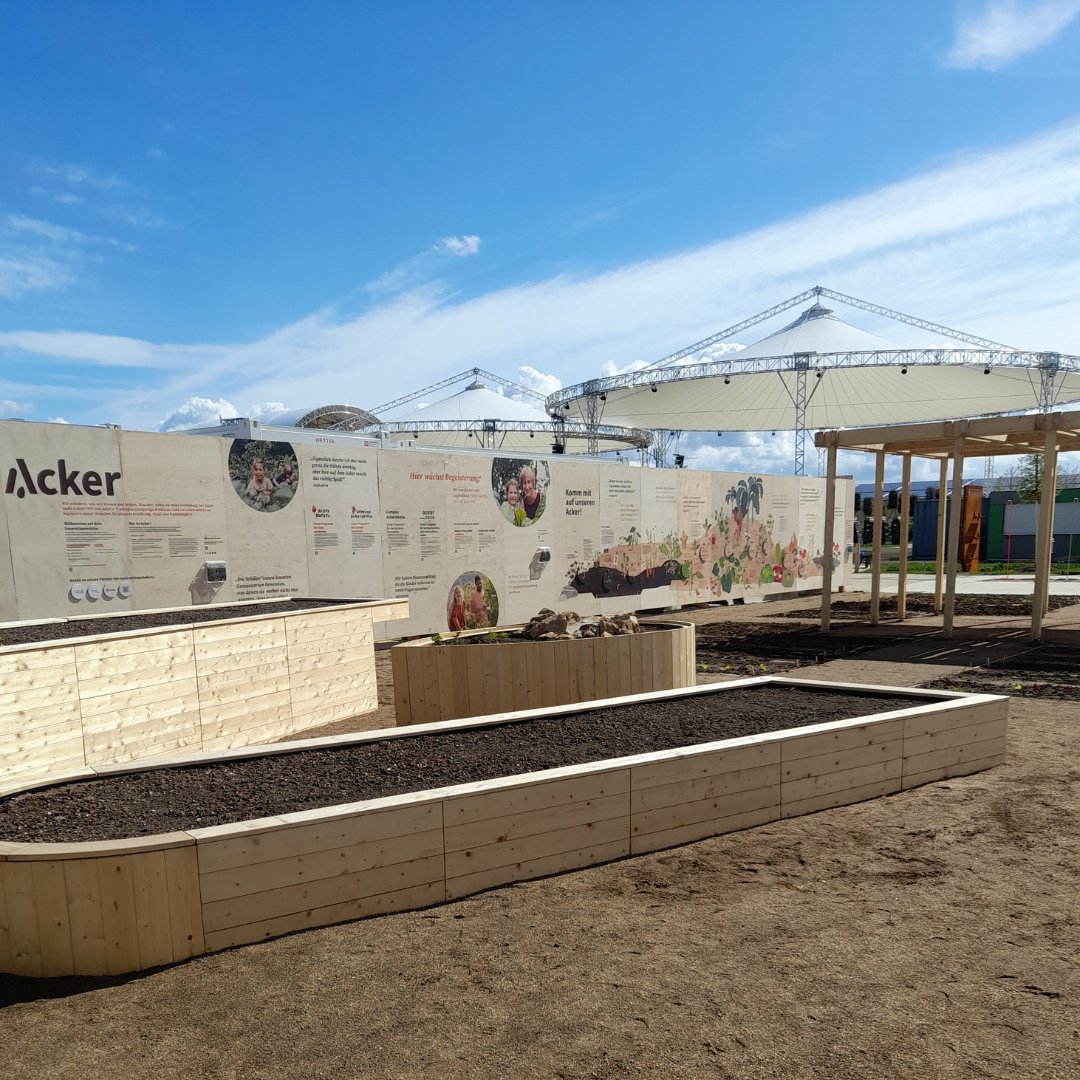Ackert mit uns ab sofort auf der #BUGA23 in #Mannheim! 🌱 Vom 14. April bis zum 8. Oktober 2023 gestalten wir ein 330 Quadratmeter großes, interaktives Klassenzimmer für Jung und Alt: unseren GenerationenAcker! Seid unbedingt dabei und macht mit  buga23.de