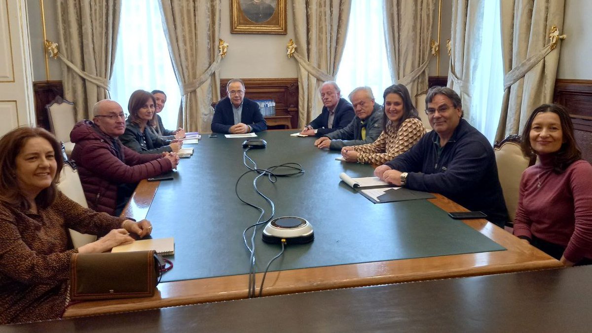 PazodeRaxoi's tweet photo. 📢O alcalde reuniuse esta mañá coas asociacións de comerciantes da cidade para ultimar os detalles da programación #Prima23 que terá lugar o 4, 5 e 6 de maio🌸 https://t.co/cldHWxKRLV