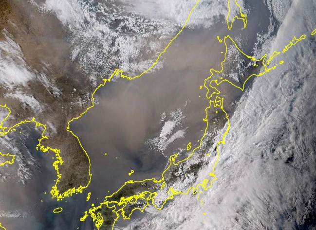 気象衛星も捉えるほど！日本に大量の黄砂が飛来中…。