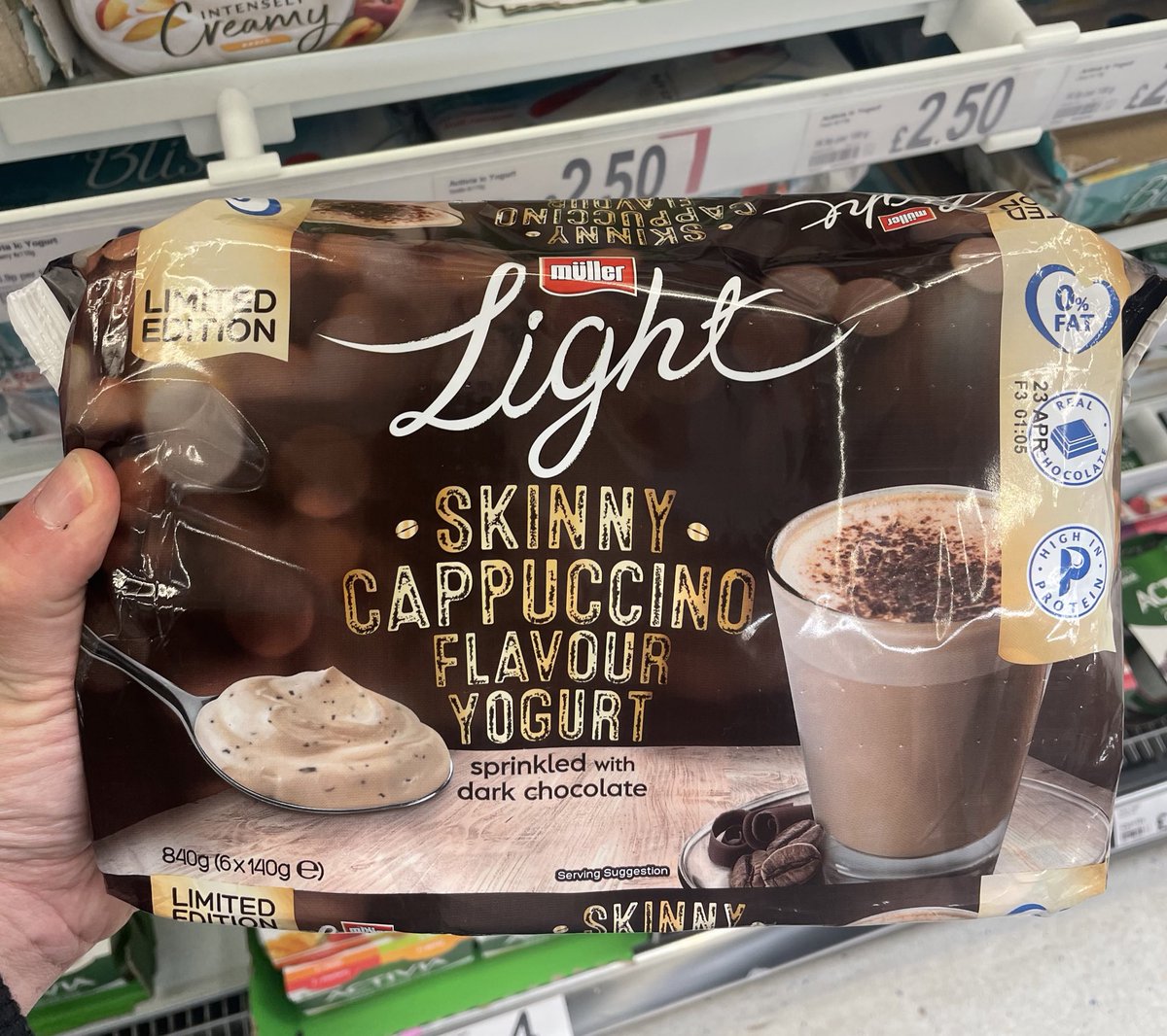 All_Things_New_'s tweet photo. Skinny Cappuccino Müller Light! ☕️🥄 At Asda #muller #mullerlight #skinnycappuccino #cappuccino #coffee #yogurt #darkchocolate #wellthisisnew https://t.co/qYSaLiEnlZ