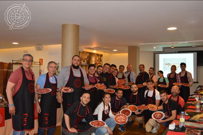 EscuelaJamon's tweet photo. ¡Equipo súper 🔝 de alumnos el que tuvimos ayer en Málaga!✌️
Con nuestro 𝑪𝒖𝒓𝒔𝒐 𝒅𝒆 𝑪𝒐𝒓𝒕𝒂𝒅𝒐𝒓 𝑷𝒓𝒐𝒇𝒆𝒔𝒊𝒐𝒏𝒂𝒍 𝒅𝒆 𝑱𝒂𝒎ó𝒏🔪 y seguimos así aumentando la #FamiliaEICJ!😊

Todas las fotos de la primera jornada aquí 👉 https://t.co/FuzVtGXppy https://t.co/G2WoER5Erm