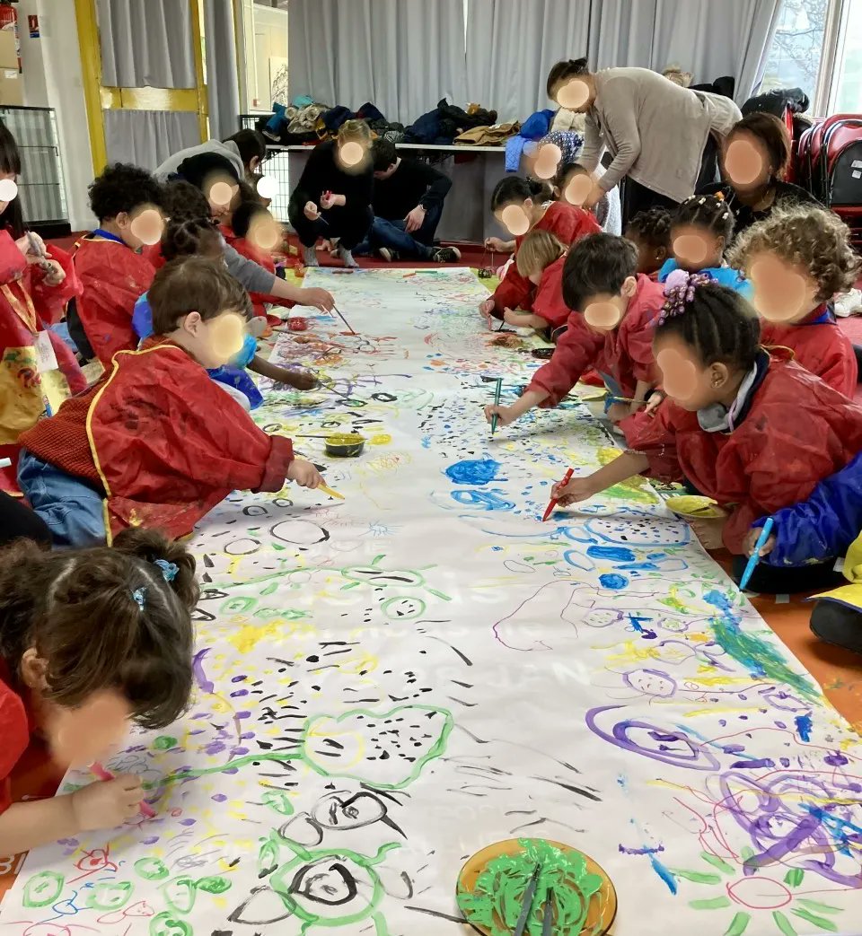 PantinBibs's tweet photo. Histoires créatives à la bibliothèque.
Atelier à la manière d'Hervé Tullet avec des enfants de petite section, école Cochennec.
Concentration et fantaisie étaient au RV.
Bravo👏aux enfants pour cette belle création🎨 🌸
#hervetullet #atelierenfants #bibliothequejeunesse https://t.co/i5qx1gQrgE