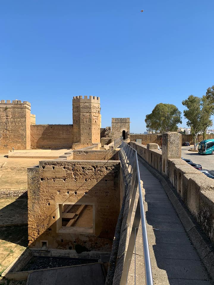 aytoguadaira's tweet photo. . @aytoguadaira coloca barandillas  de seguridad en el interior del Patio de la Sima y en el de Silos paseo de ronda del Castillo 
La actuación forma parte del proyecto para la mejora de la accesibilidad y seguridad del entorno de la fortaleza. Patrimonio de Alcalá de Guadaíra https://t.co/U2ZmvR5TBG