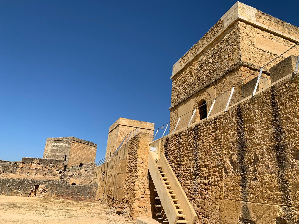 aytoguadaira's tweet photo. . @aytoguadaira coloca barandillas  de seguridad en el interior del Patio de la Sima y en el de Silos paseo de ronda del Castillo 
La actuación forma parte del proyecto para la mejora de la accesibilidad y seguridad del entorno de la fortaleza. Patrimonio de Alcalá de Guadaíra https://t.co/U2ZmvR5TBG