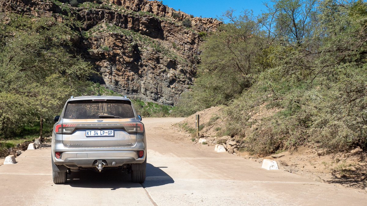 DiBrown5's tweet photo. The new generation @FordSouthAfrica  Everest Platinum is a wow. It practically drives itself on any terrain while providing space, luxury and comfort for the driver &amp; all passengers. Made for road trip adventures, it is the king of the road. #FordEverest #FordEverestPlatinum https://t.co/ZojdLEDYfP
