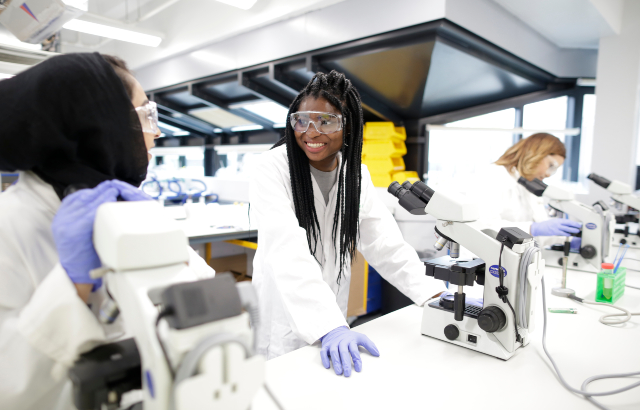 We're hiring! 👩🏾‍🔬 We have 2 Research Laboratory Technician roles available. One for Chemistry and one for Physics and Astronomy. It's an exciting, varied role, and a great opportunity to support our world-class research #LabJobs #LabTechnician #LabTech