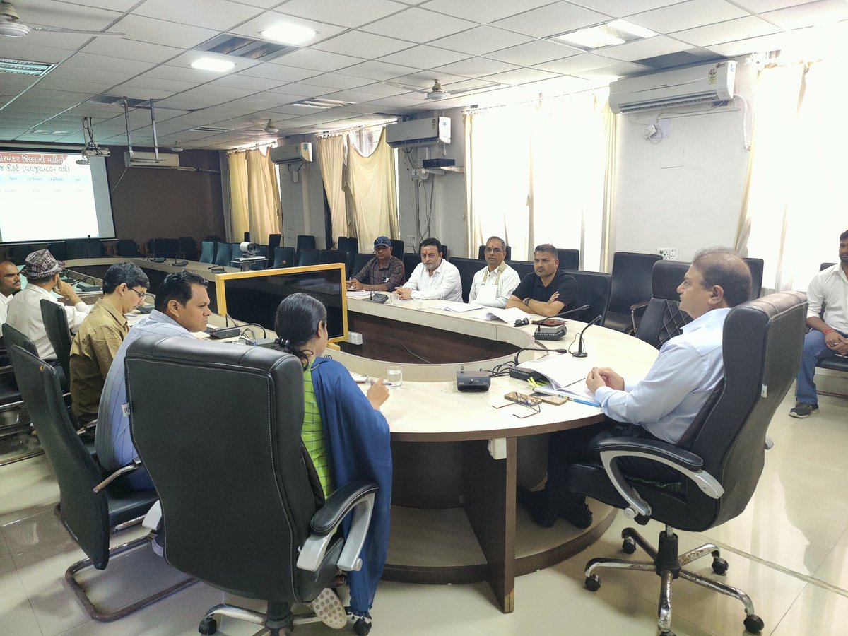 collectorpor's tweet photo. મતદારયાદી ખાસ સંક્ષિપ્ત સુધારણા કાર્યક્રમ અંતર્ગત આજરોજ રાજકીય પક્ષોના પ્રતિનિધિશ્રીઓ સાથે બેઠક યોજી કાર્યક્રમ અંગે માહિતગાર કરવામાં આવ્યા.
@CMOGuj @kamaldayani @CEOGujarat https://t.co/yDmmRNFjO8