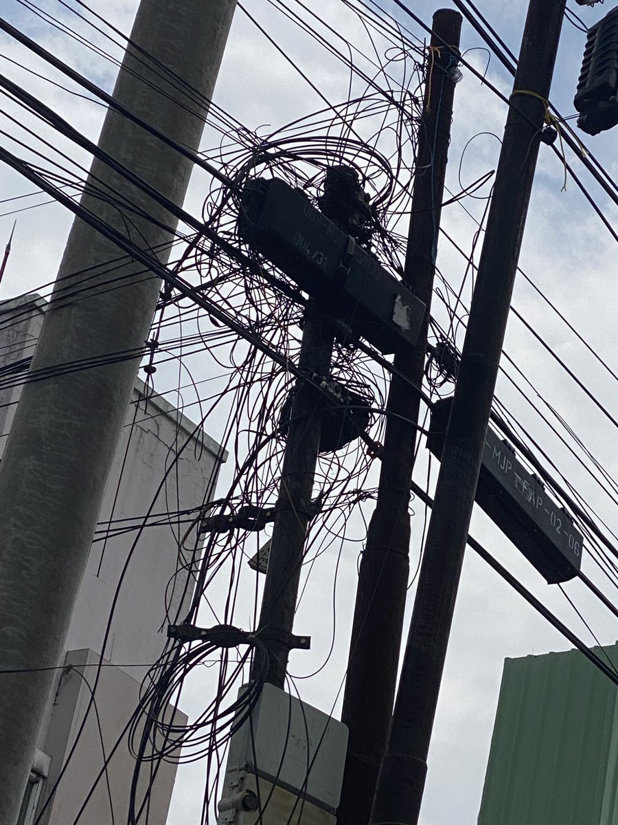 Apa yg bisa menggambarkan ruwetnya kabel komunikasi ini atau gambaran apa ini ? Mungkin gambaran ruwetnya pikiranku atau ruwetnya urusan birokrasi pemerintahan atau ruwetnya jiwa2 penyelenggara negara atau Miskomunikasi akut atau entahlah. Yang jelas;
الدنيا دار المحن