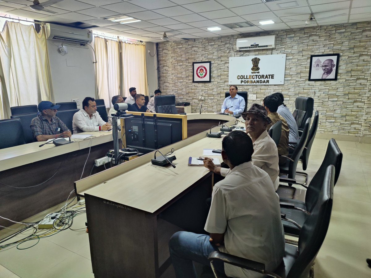 મતદારયાદી ખાસ સંક્ષિપ્ત સુધારણા કાર્યક્રમ અંતર્ગત આજરોજ રાજકીય પક્ષોના પ્રતિનિધિશ્રીઓ સાથે બેઠક યોજી કાર્યક્રમ અંગે માહિતગાર કરવામાં આવ્યા.
<a href="/CMOGuj/">CMO Gujarat</a> <a href="/kamaldayani/">Kamal M. Dayani</a> <a href="/CEOGujarat/">Chief Electoral Officer, Gujarat</a>