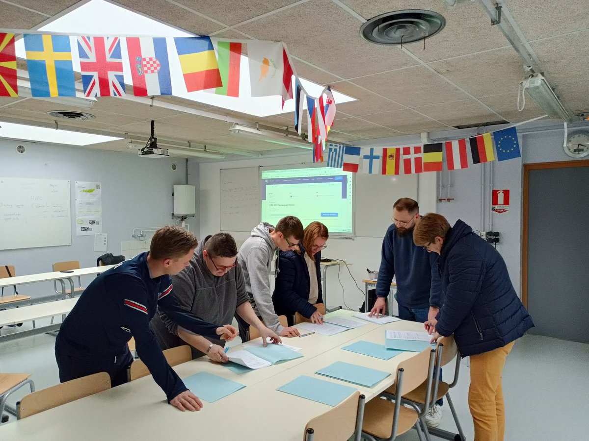 Signatures des documents administratifs pour nos 2 élèves de plomberie chauffage qui partent en mai faire leur stage dans des entreprises Norvégiennes. Carole Nadeau, personnel d'entretien, sera en stage d'observation une semaine chez notre partenaire. #erasmusplus
