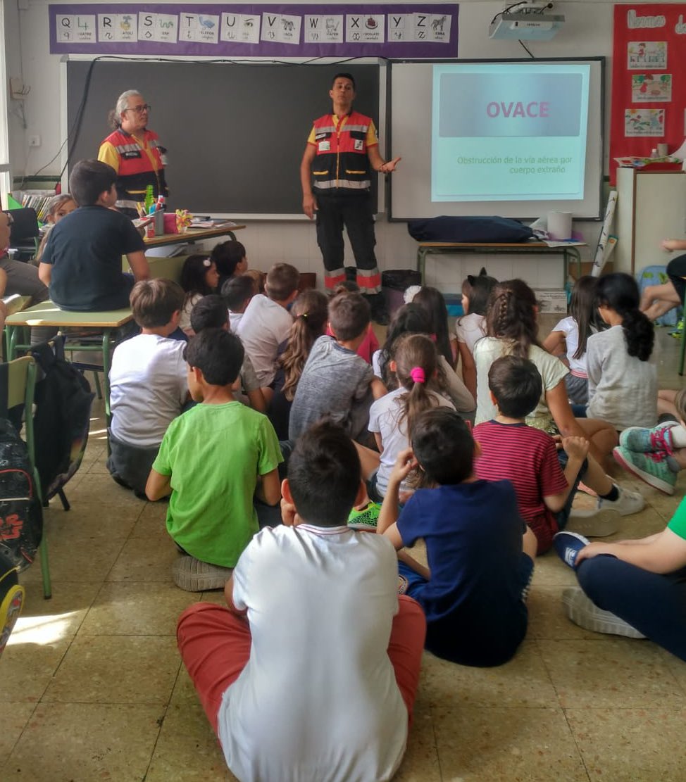 ambulanciascsa's tweet photo. Por el beneficio que tendrá a futuro en nuestra sociedad. 
Hoy nuestro pequeño homenaje al área social de #CSA,  por la formación a colegios de nuestra provincia en #RCP 👏✌️#PersonasQueCuidanDePersonas https://t.co/aE7eMcHXFO