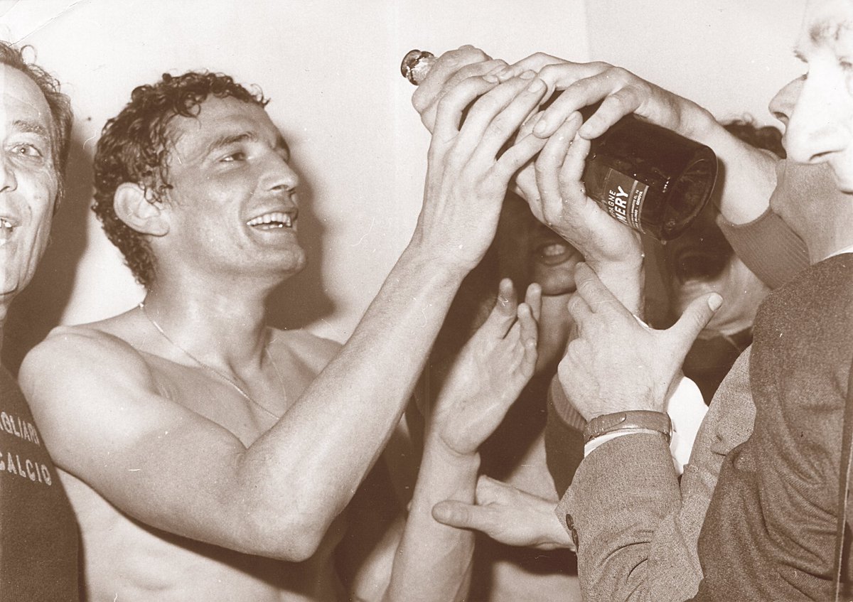 CagliariCalcio's tweet photo. Cinquantatré anni fa la gloriosa impresa di una squadra leggendaria consegnava i Quattro Mori alla storia di questo sport.

Buon compleanno, Scudetto!

L’anniversario del Tricolore ➡️ https://t.co/pi7NKpXHoh https://t.co/ut8YNogszC