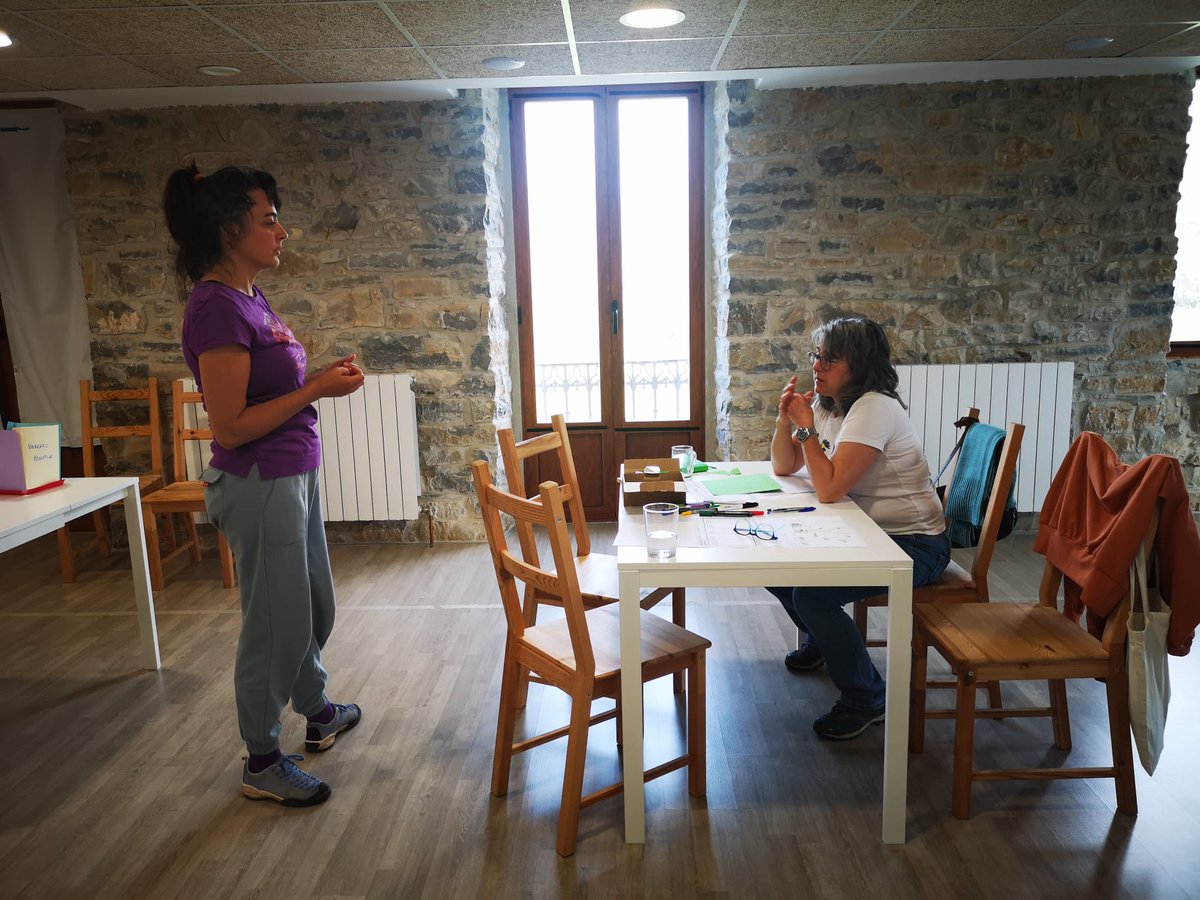 comunalnavarra's tweet image. Seguimos en la fase de prototipado en el #Comunal. Ayer estuvimos en la segunda sesión en Jauntsarats y planteamos cosas como un Festival del Valle para el consumo sostenible o un Teléfono de Atención Directa para personas mayores independientes.