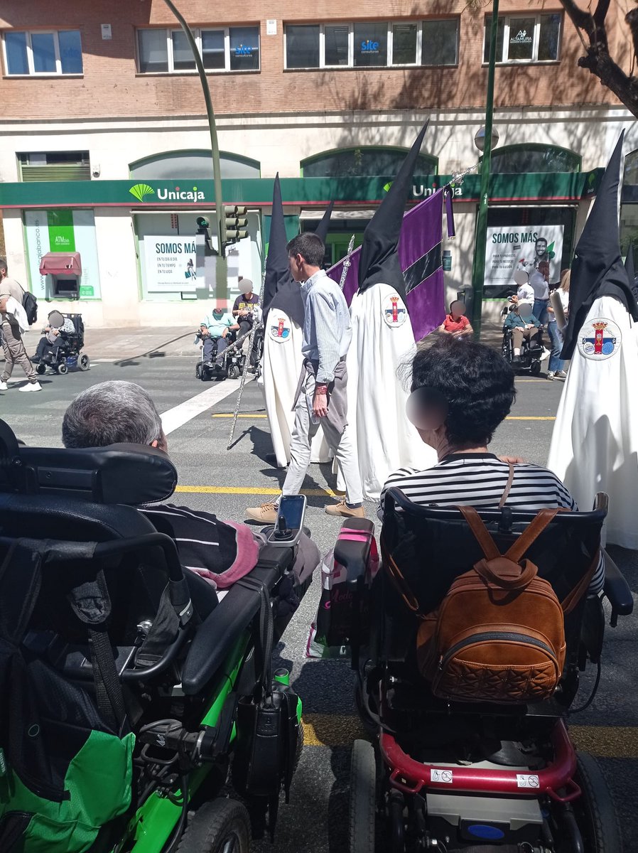 AuxiliaSevilla's tweet photo. Los/as usuarios/as de la #Residencia disfrutaron de una #salidaterapéutica y #cutural para ver la procesión de la @hdad_sanpablo.
Aprendieron la #historia de la #hermandad del polígono San Pablo y se regocijaron con el paso de su #cristo y su #virgen. #SemanaSanta2023 https://t.co/RuTgwkgGnj