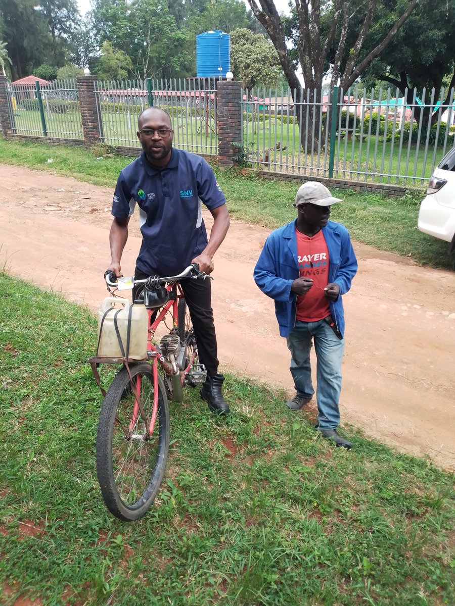 Agric_Economist's tweet photo. #Innovation Masvingo man who fabricated his bike to use petrol and attain a maximum speed of 80km/hr. It has two chains to cycle and save fuel. He can travel more than 150km with only 2litres of petrol. Those who want to hatch this talent i can share his contacts and video! https://t.co/XHJgGKaX9Z