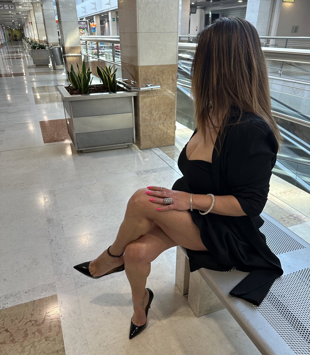 GiuliaDIppolit's tweet photo. Buongiorno!
A 200 RT mi scopro I seni qui sulla panchina del centro commerciale. 
Vorrei farlo prima di pranzo, impegnatevi. 😘 https://t.co/XScBb5MfvG