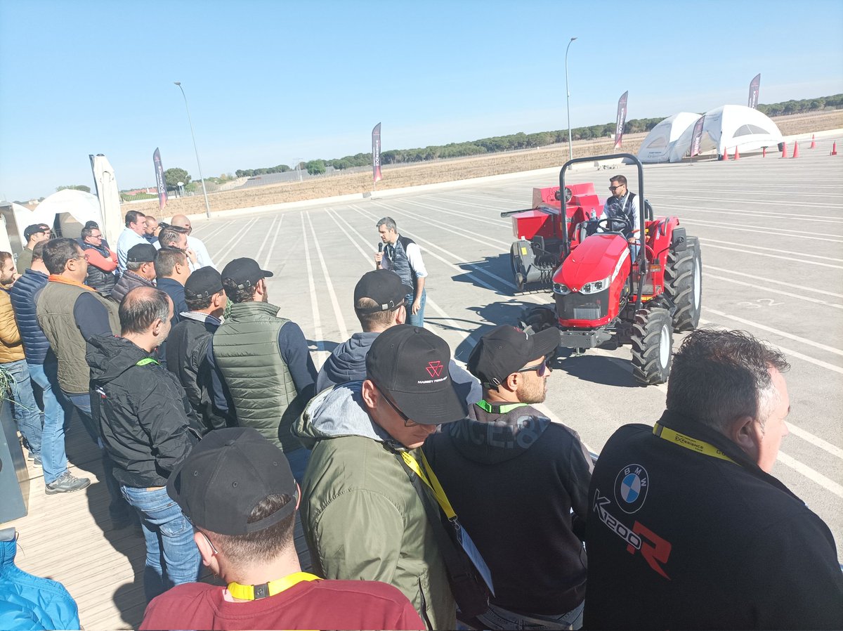 jlopezcol's tweet photo. Hoy en la presentación de la gama completa de productos de @MF_Spain en el #MasseyFerguson Experience Tour de Las Pedroñeras.
Agricultores conociendo y probando  sobre el terreno. Un modelo de "gira" con varias etapas en España también probado con éxito en otros países https://t.co/NZHlvPNJal