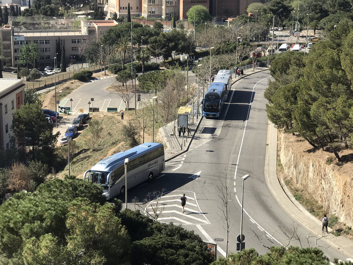 epich1985's tweet photo. Cada dia un regalet més, parada del 24 i V19 i parada del 86 ocupada pels turistes. @TMBinfo @TMB_Barcelona @GUBBarcelona @btvnoticies #carreteradelcarmel https://t.co/Ac98lnhXDb